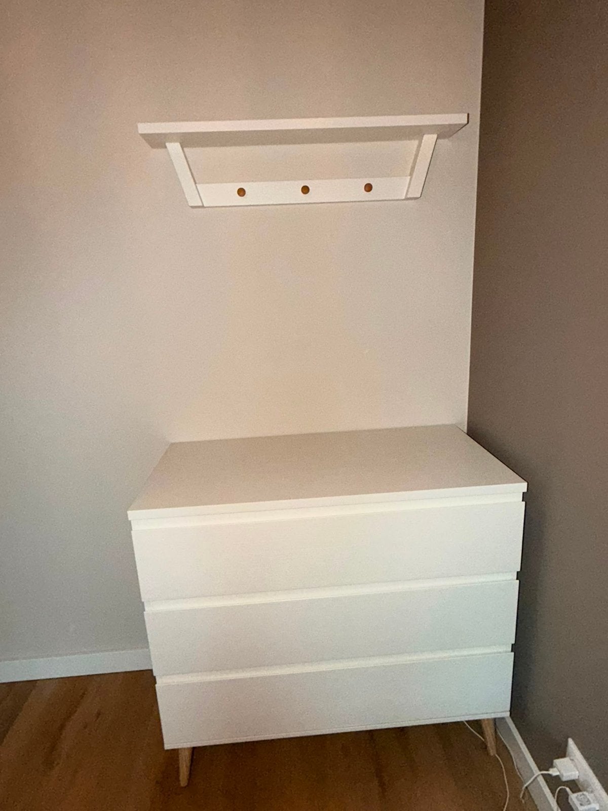 Witte commodekast met 3 laden en bijpassende wandplank, Ophalen of Verzenden, Zo goed als nieuw