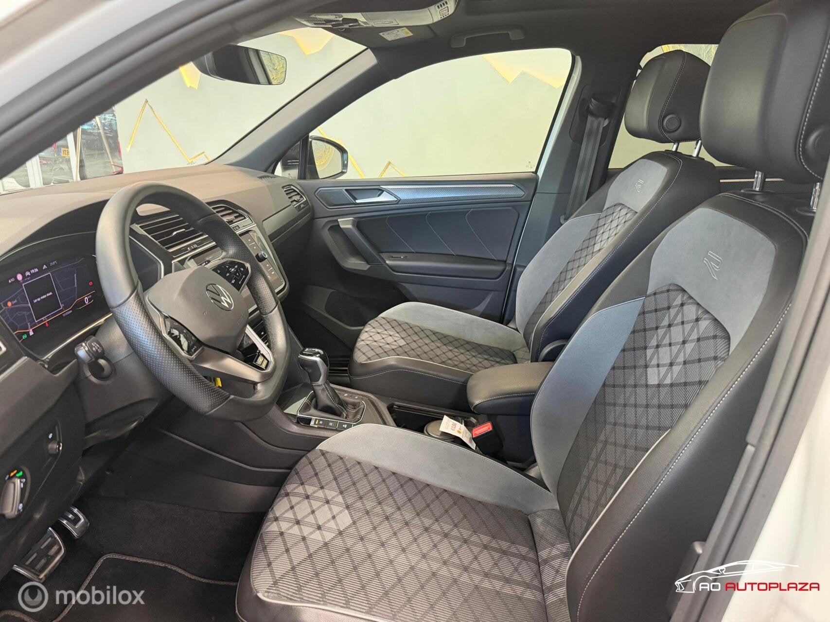 Volkswagen Tiguan 1.5 TSI 3x R-Line Panorama/Black Style/HUD, Auto's, Dealer onderhouden, 15 km/l, 1498 cc, Zwart