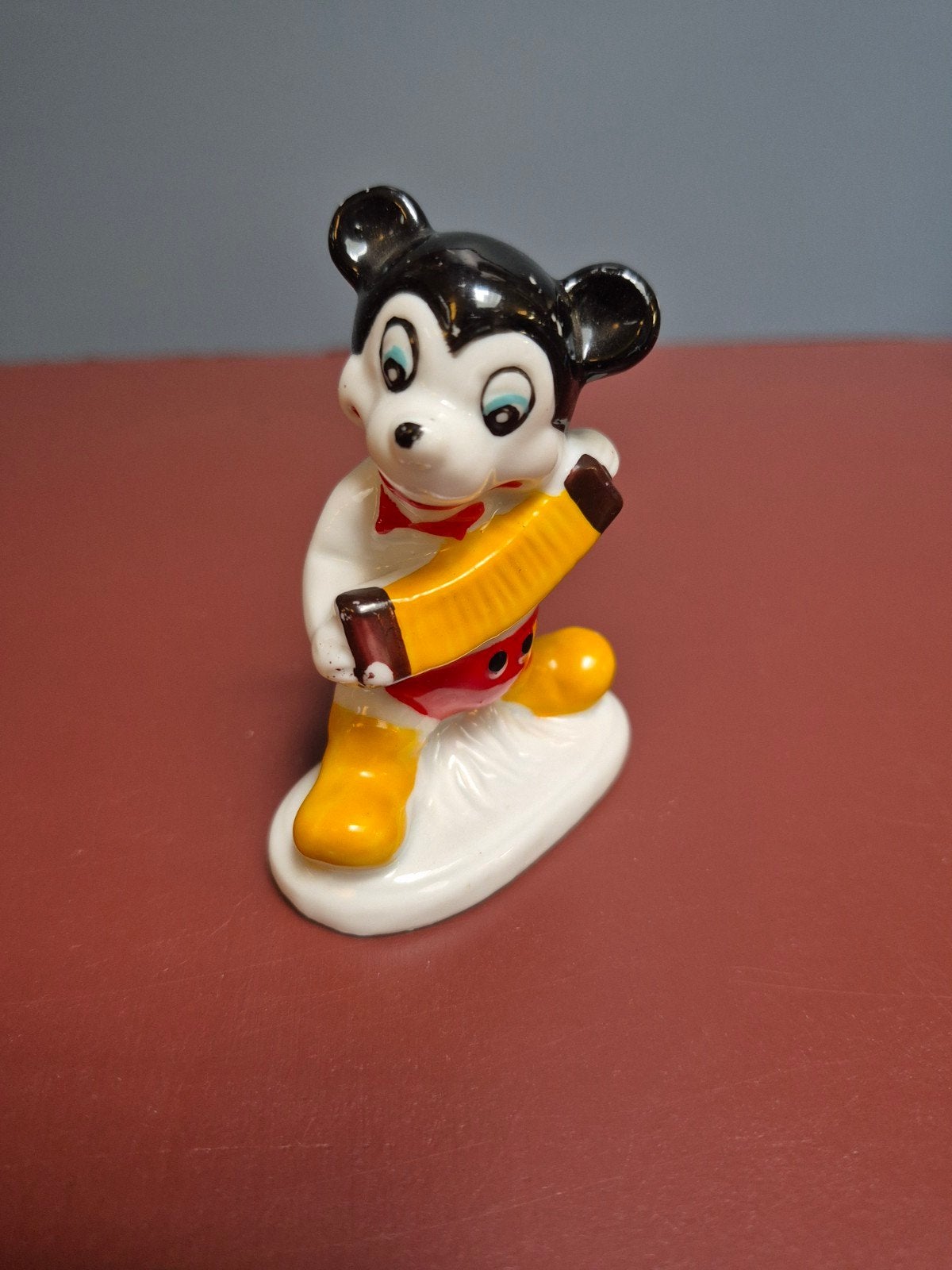 Vintage Mickey Mouse beeldje met accordeon, Ophalen of Verzenden, Zo goed als nieuw