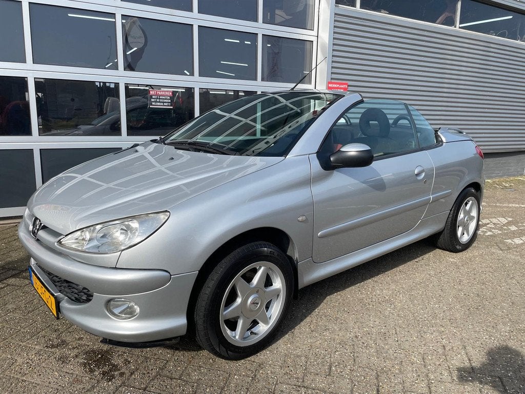 Peugeot 206 1.6i 16v Cabrio, Sportief & Zomerproof, Auto's, Peugeot, Gebruikt, 4 cilinders, Cabriolet, 4 stoelen