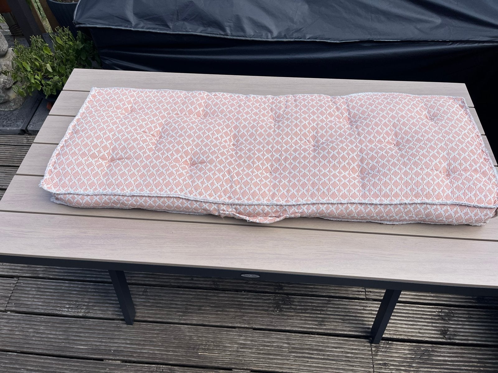Langwerpig roze kussen voor vensterbank of bank, Gebruikt, Met print, Oranje, Ophalen of Verzenden