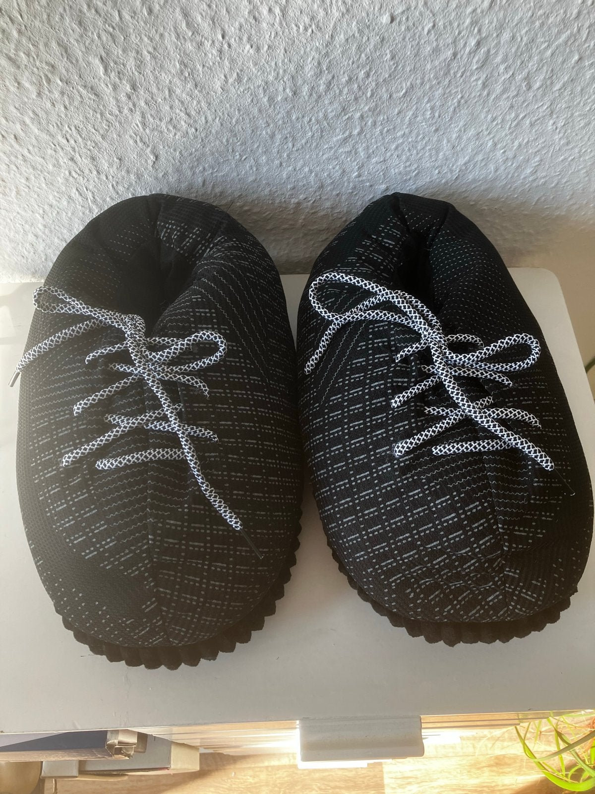 WV specials Yeezy sloffen wol universele maat, Ophalen of Verzenden, Nieuw, Zwart, Pantoffels of Sloffen