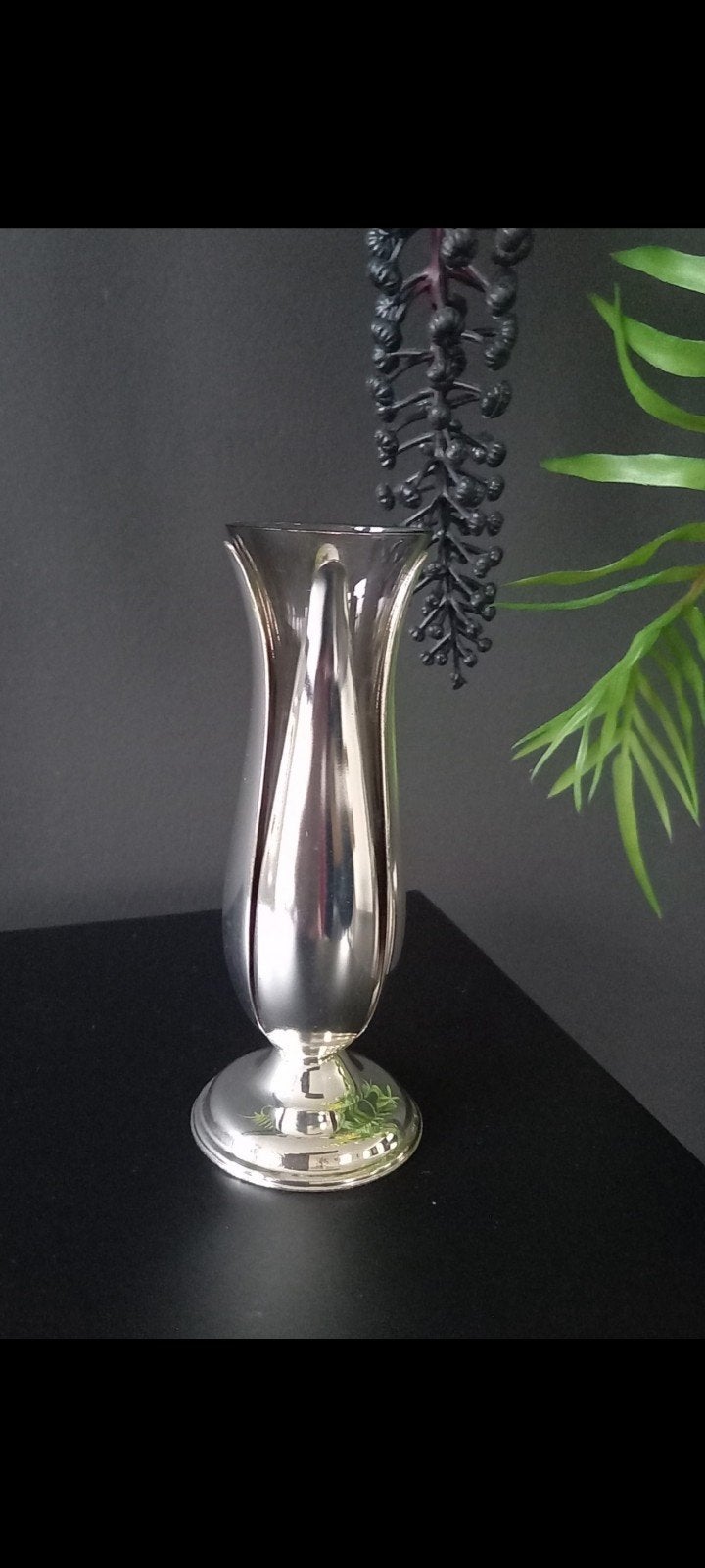 Vaasje van gerookt glas H-15 cm metalen tulpenblad jaren '70, Antiek en Kunst, Ophalen of Verzenden