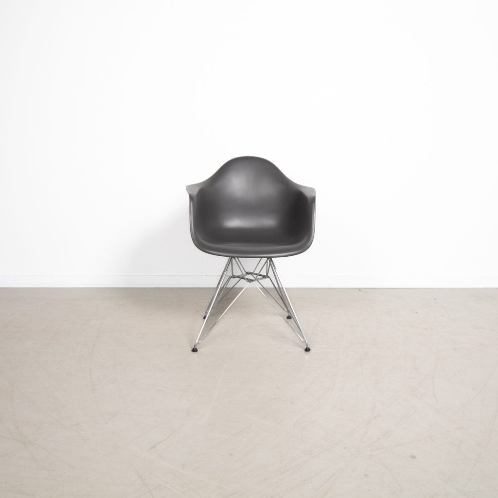 Vitra Eames DAR Stoel Donkergrijs Kunststof - Chroom, Huis en Inrichting, Stoelen, Niet ingevuld, Zo goed als nieuw, Niet ingevuld