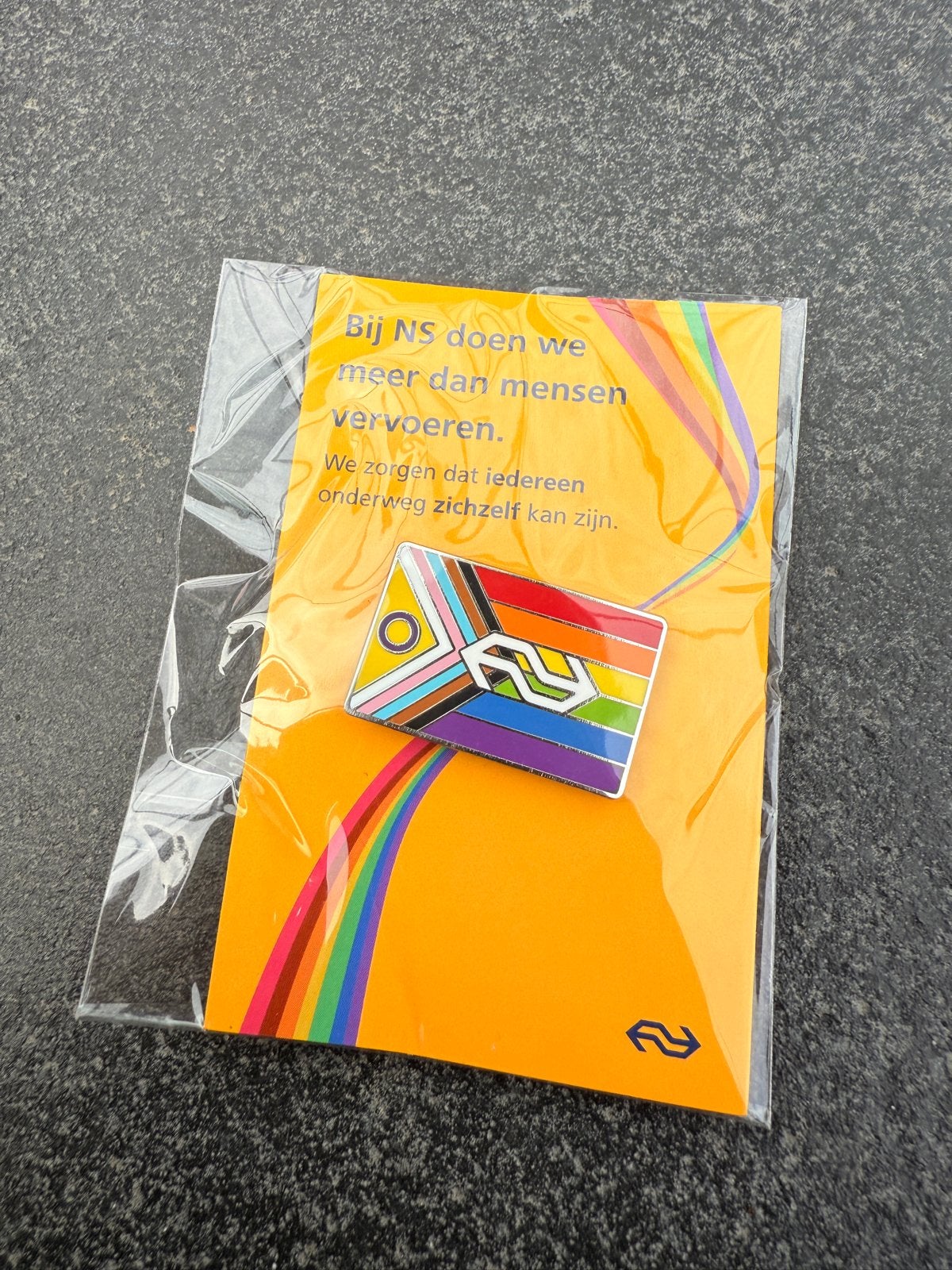 NS Pride Pin Trainbow - Nieuw en geseald!, Ophalen, Nieuw, Overige onderwerpen, Speldje of Pin