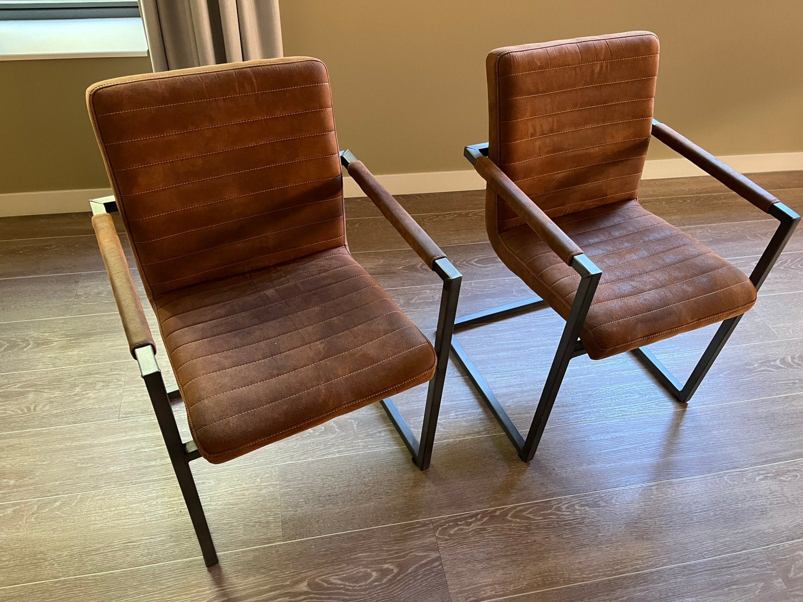 2st. Eetkamerstoel stalen frame / bruin leer, Huis en Inrichting, Stoelen, Ophalen, Twee, Bruin, Leer