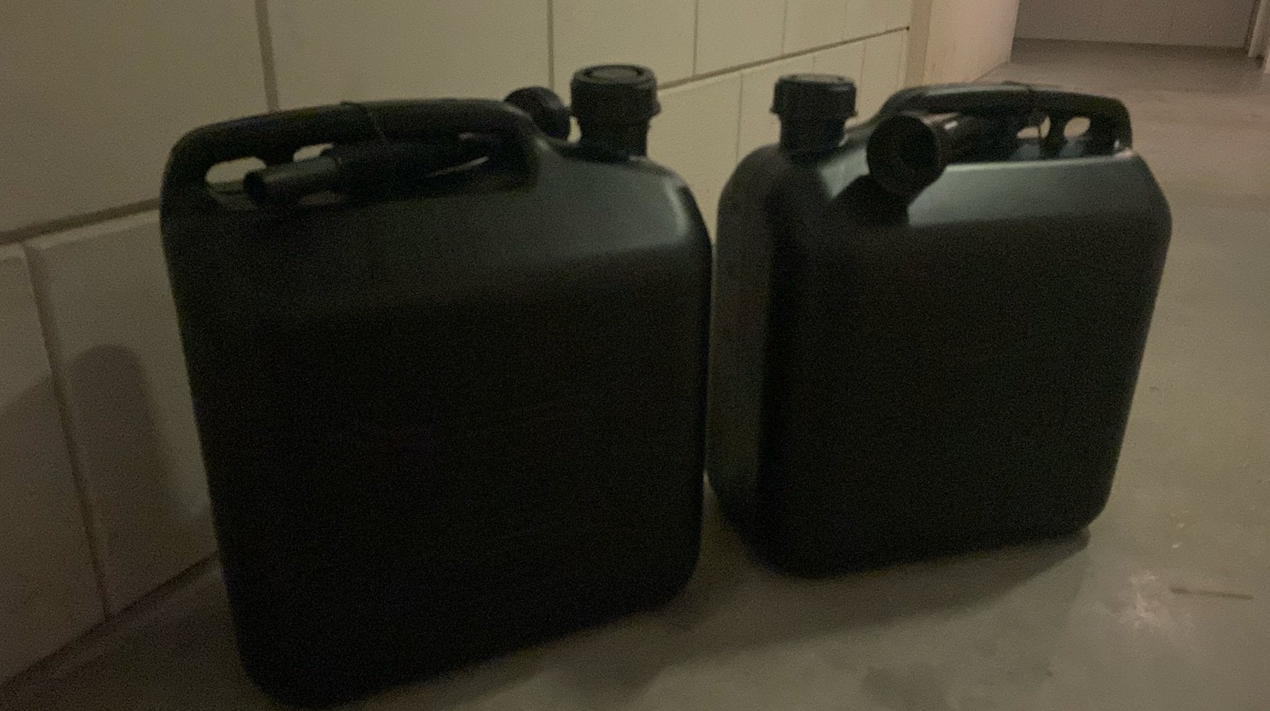 2 jerrycans, 20lt per stuk, Ophalen