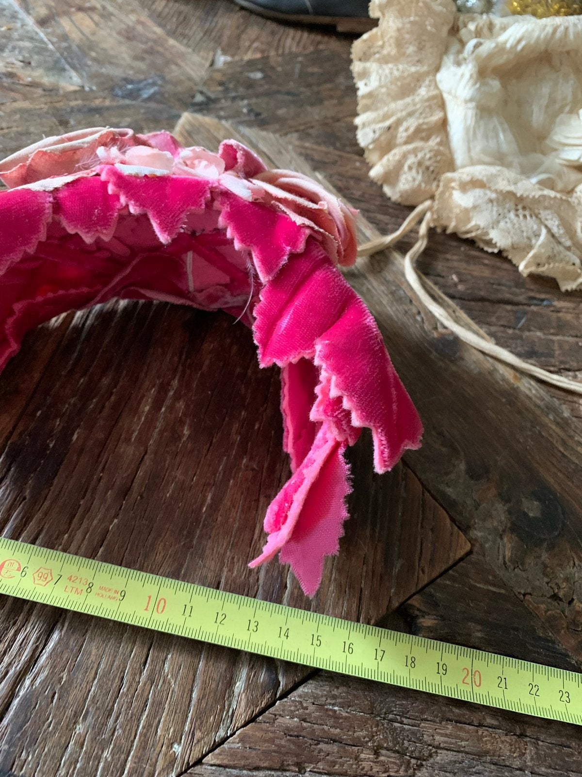 Antieke Franse Bonnet met Roze Fluweel en Stof Bloemen, Antiek en Kunst, Antiek | Kleding en Accessoires, Ophalen of Verzenden