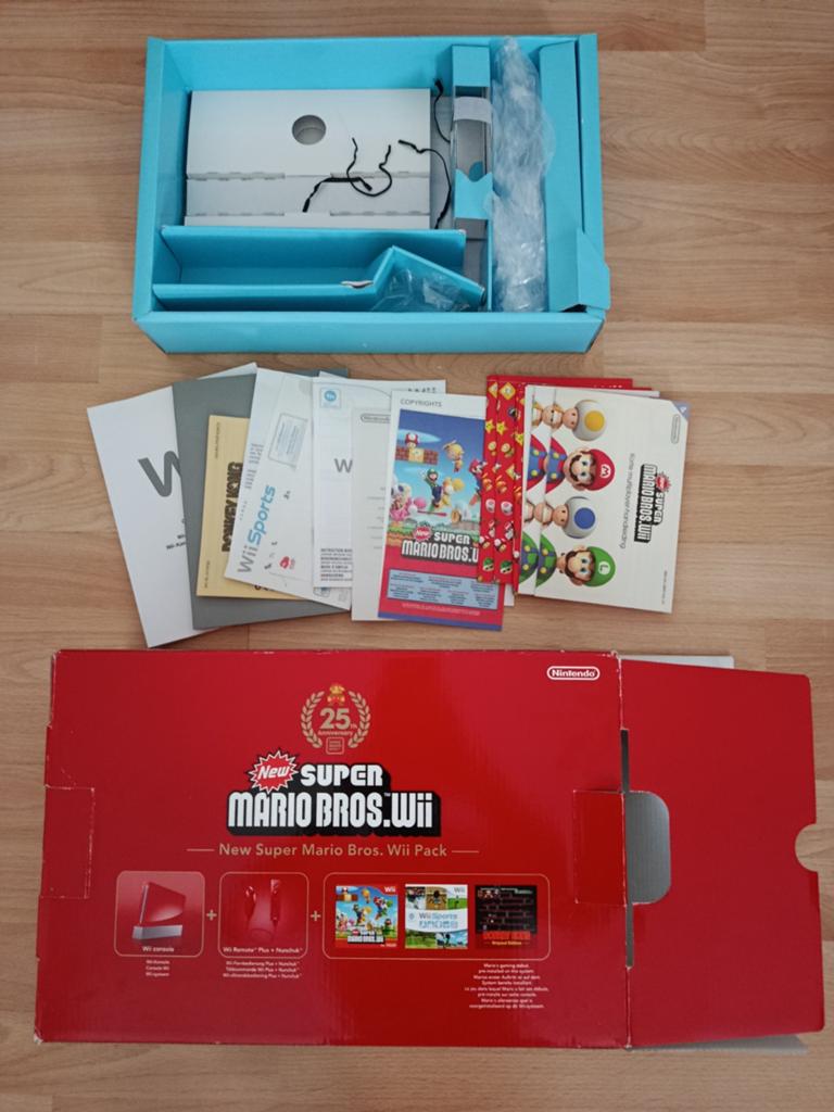 Wii New Super Mario Bros BOX ONLY, Spelcomputers en Games, Ophalen, Gebruikt, Rood, 2DS