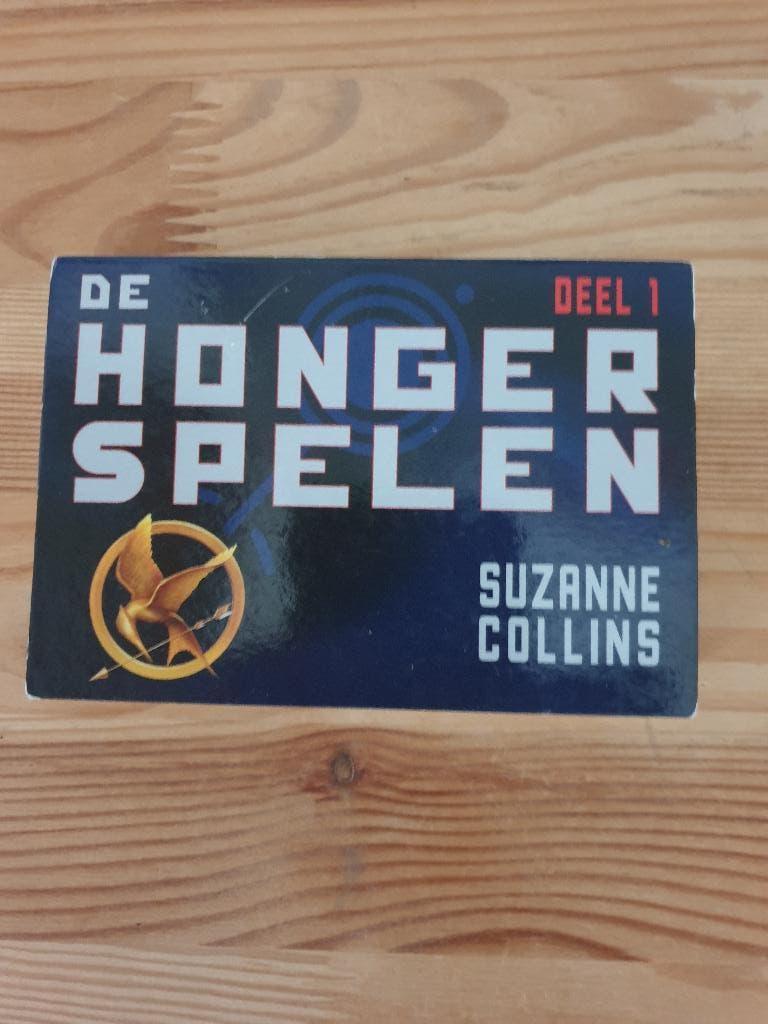 Dwarsligger nr 161 - De Hongerspelen deel 1- Suzanne Collins, Boeken, Ophalen of Verzenden, Gelezen