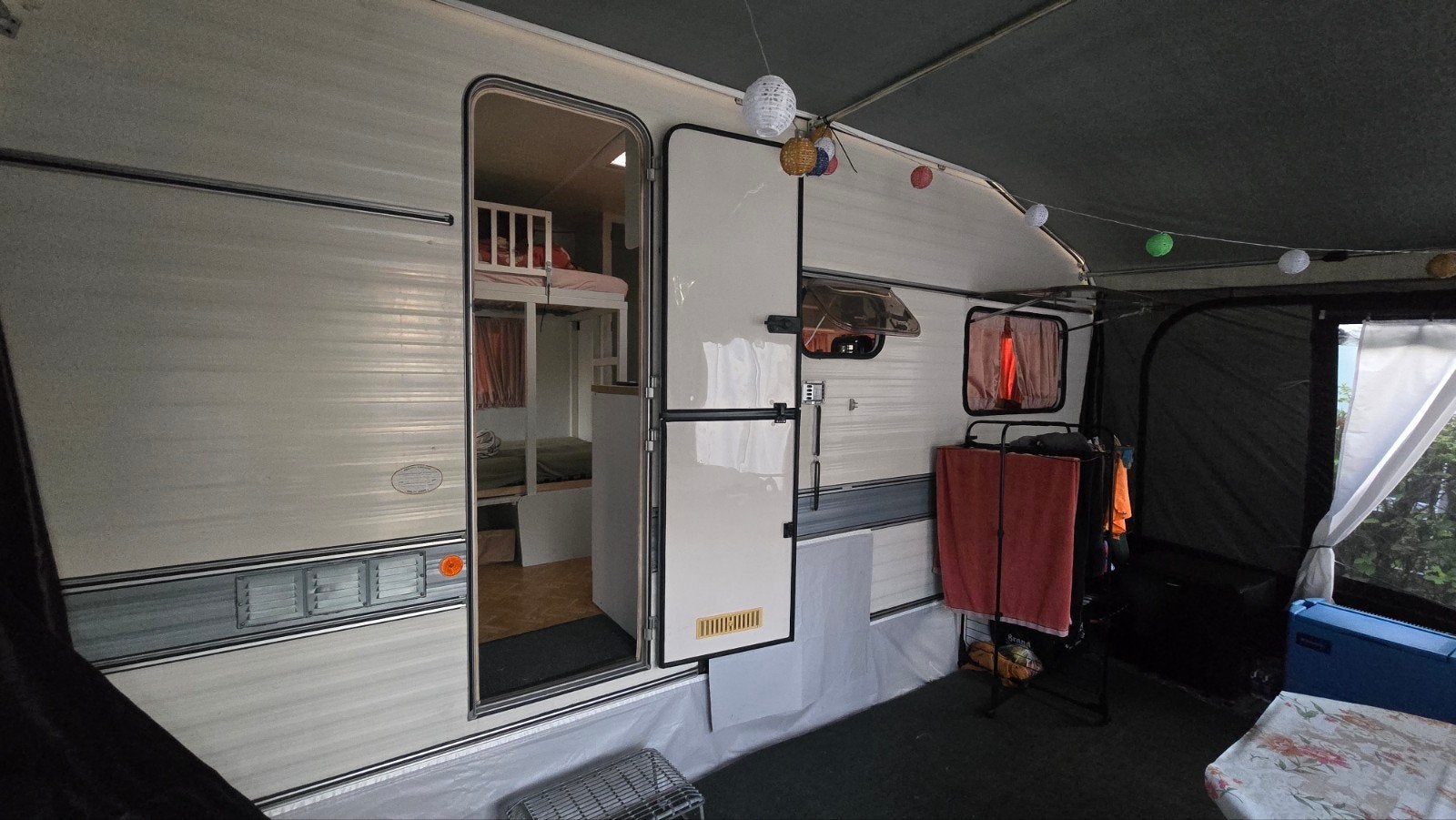 Lichtgewicht Viking 1985: Vintage buiten, modern binnen, Caravans en Kamperen, Overige merken, Vast bed, 750 - 1000 kg, Particulier
