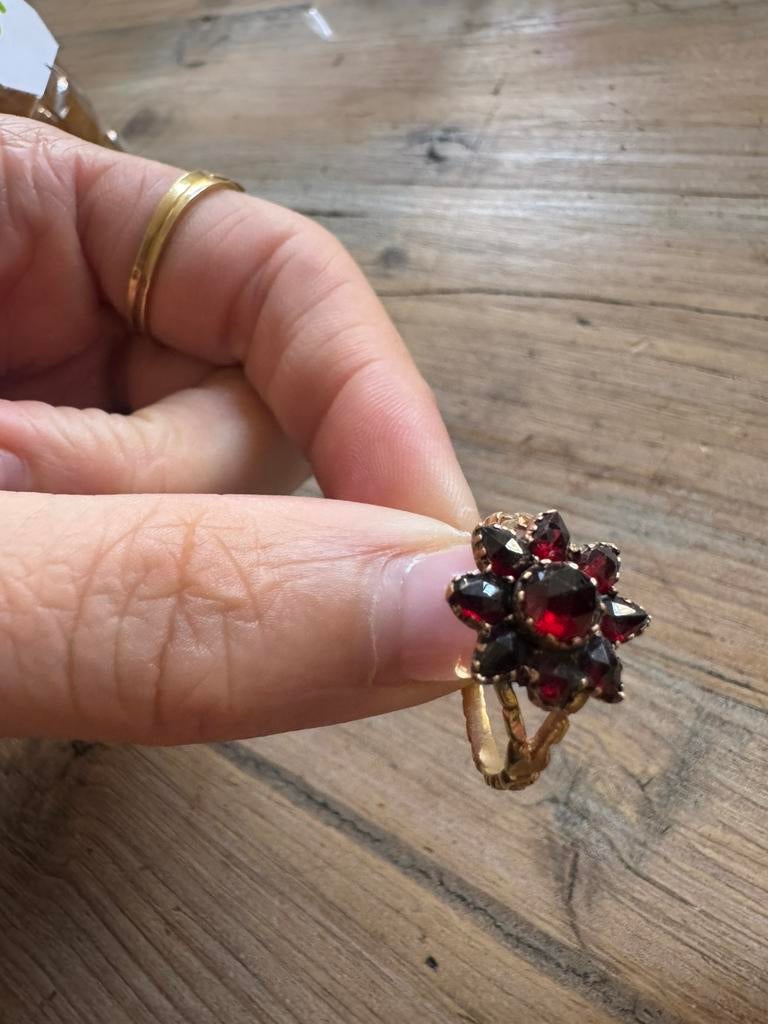 Vintage garnet flower ring, Ophalen of Verzenden, Zo goed als nieuw, 17 tot 18, Dame