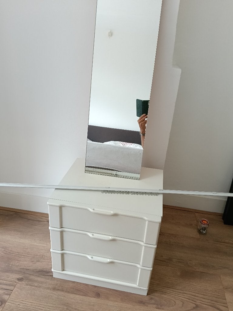 Witte ladekast met spiegel, Huis en Inrichting, Slaapkamer | Nachtkastjes, Ophalen, Gebruikt, 45 tot 65 cm, Minder dan 55 cm
