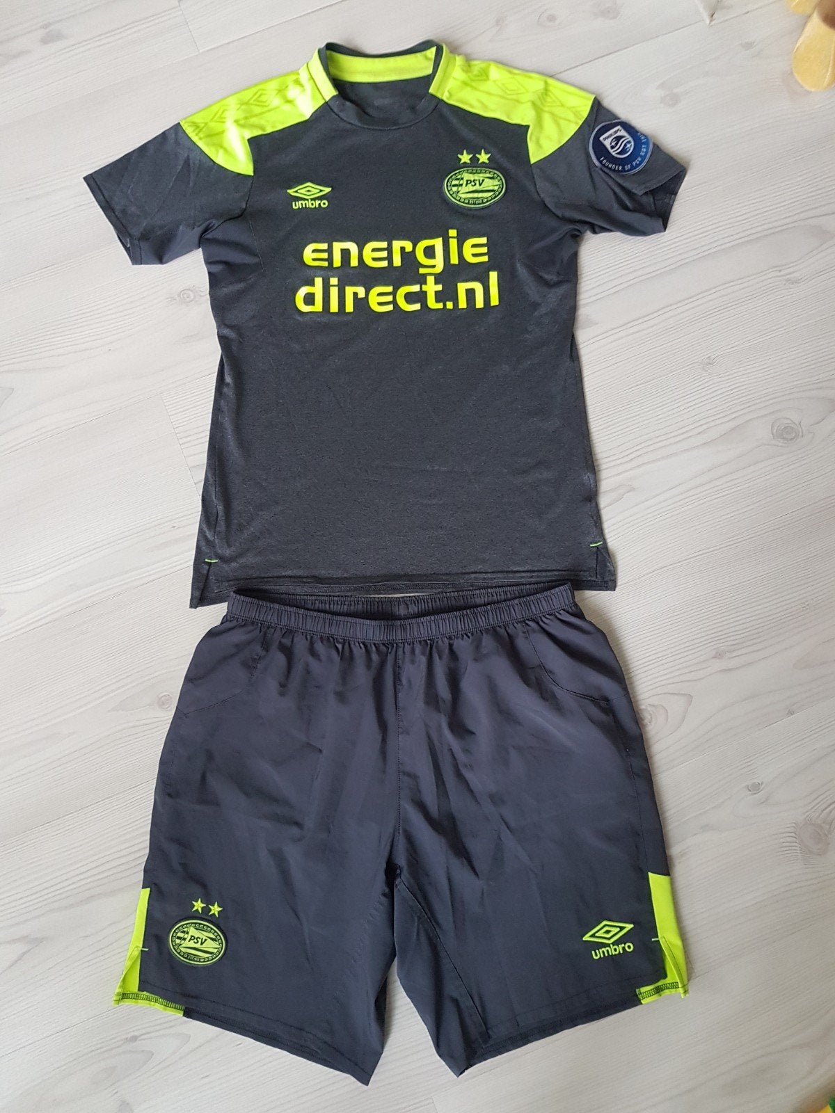 PSV heren voetbaltenue in size small/medium, Ophalen of Verzenden, Zo goed als nieuw, Shirt