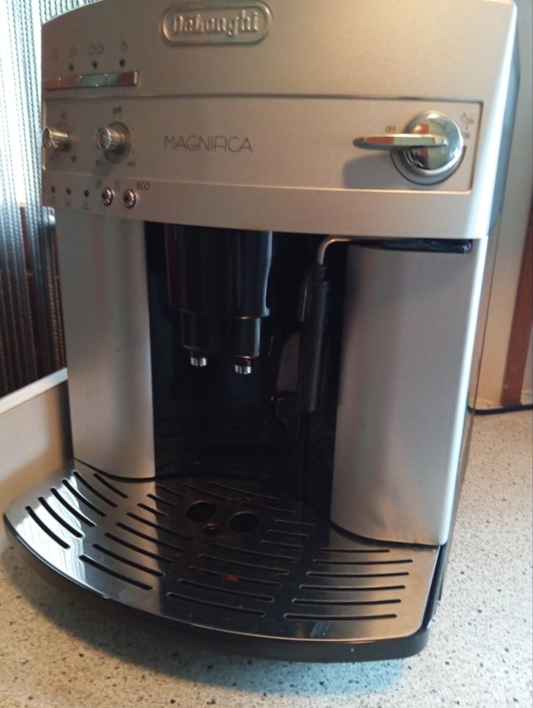 DeLonghi Magnifica Koffiemachine - Zilver, Gebruikt, Koffiemachine, 2 tot 4 kopjes, Afneembaar waterreservoir
