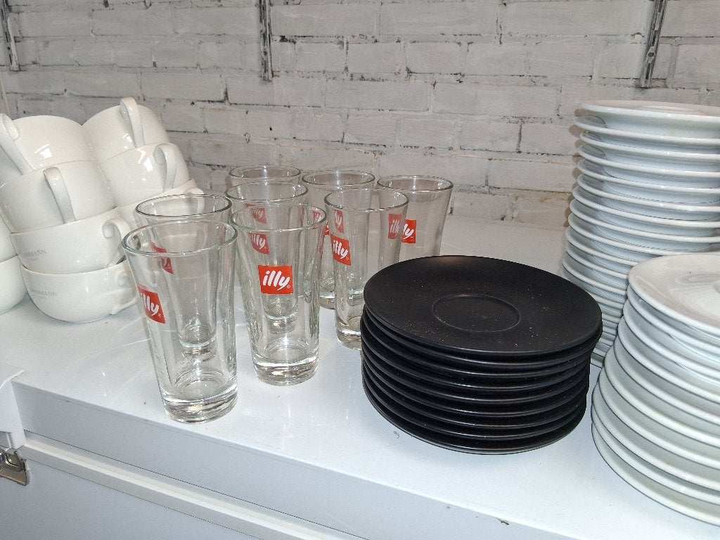 Illy en Hamnan kop en schotels, Huis en Inrichting, Ophalen, Zo goed als nieuw, Overige stijlen, Illy
