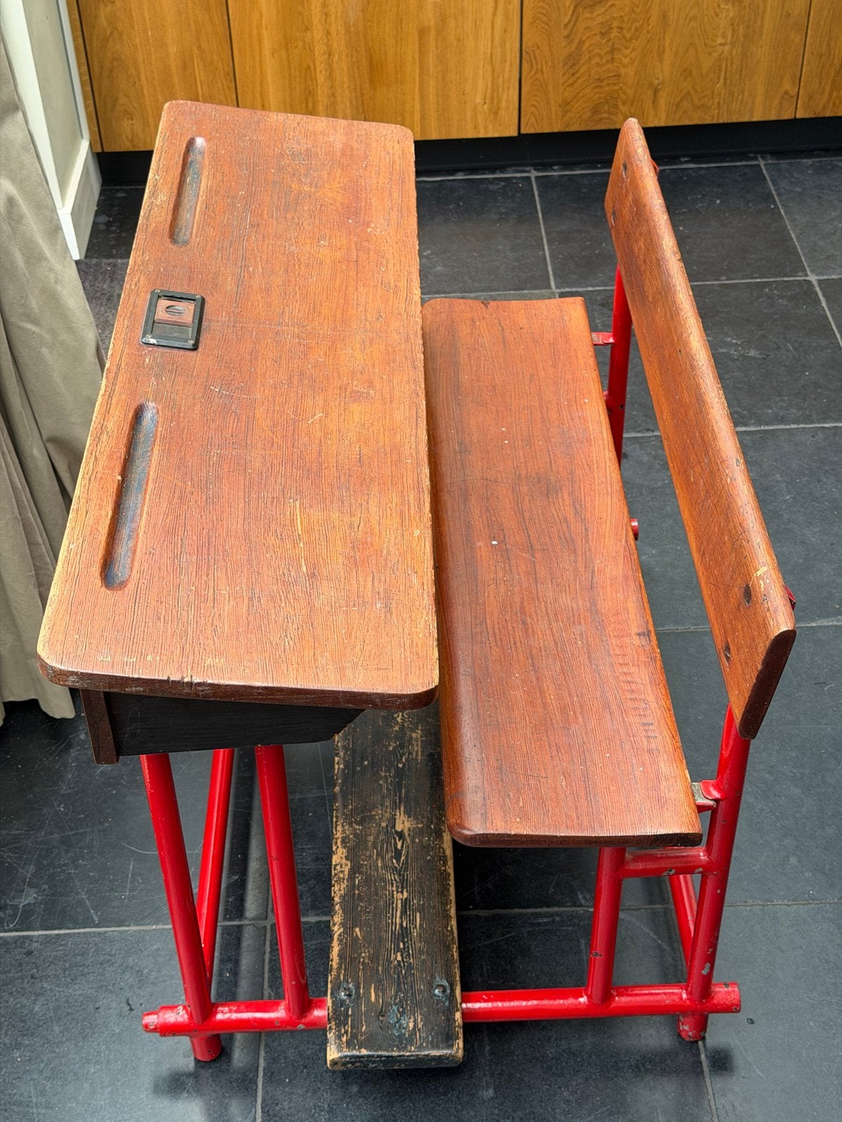 Vintage schoolbankje met rood metalen onderstel, Ophalen