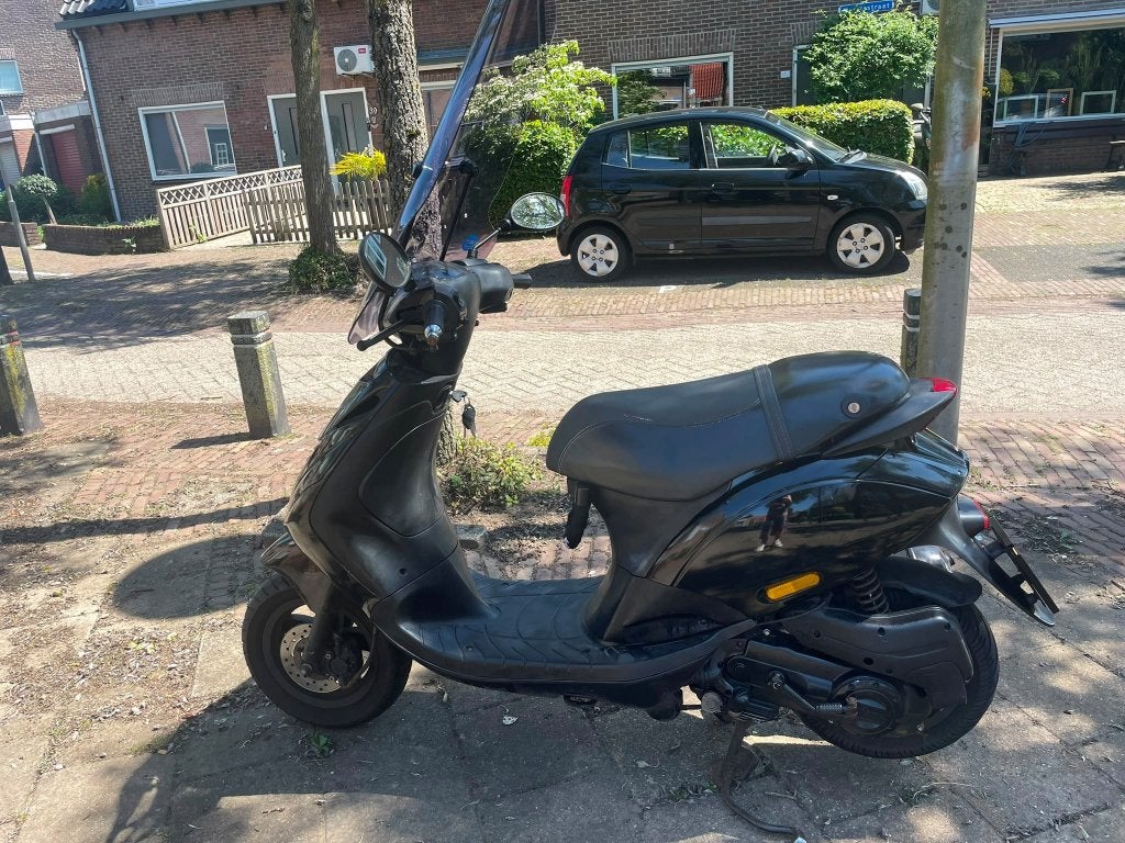 Piaggio ZIP 4t 50cc - 2017 - Zwart - Brom (geel kenteken), Fietsen en Brommers, Scooters | Piaggio, Ophalen, Gebruikt, Maximaal 45 km/u