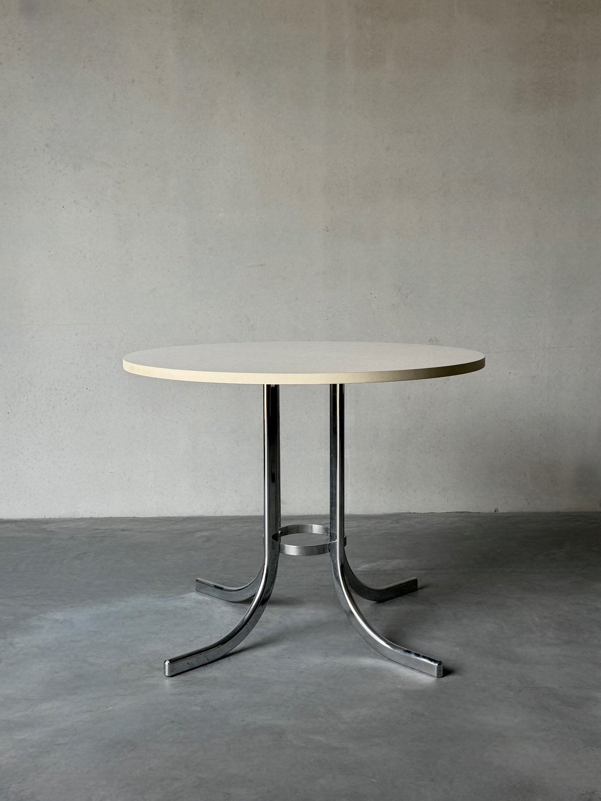 Vintage ronde tafel met chroom onderstel, Huis en Inrichting, Tafels | Eettafels, Ophalen, 50 tot 100 cm, 100 tot 150 cm, Rond