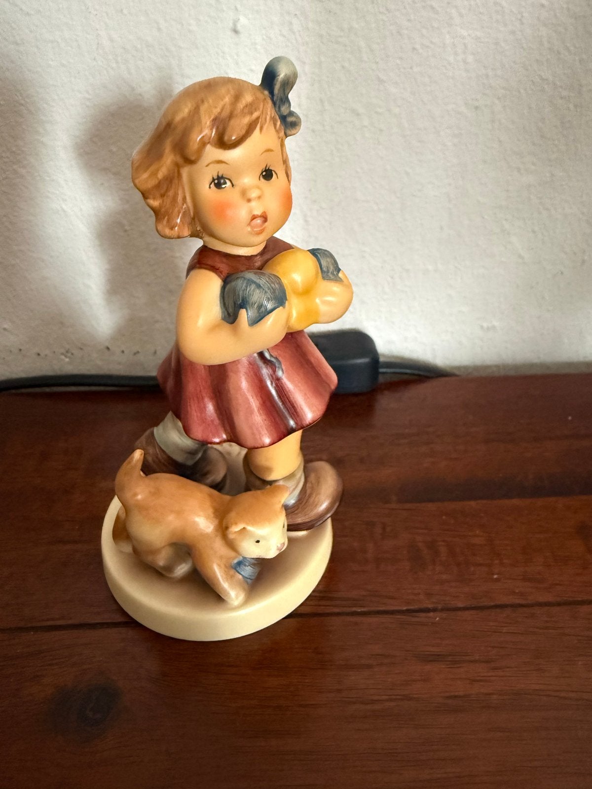 Hummel beeldje "Little Knitter" Limited Edition Goebel, Verzamelen, Ophalen of Verzenden, Zo goed als nieuw, Hummel