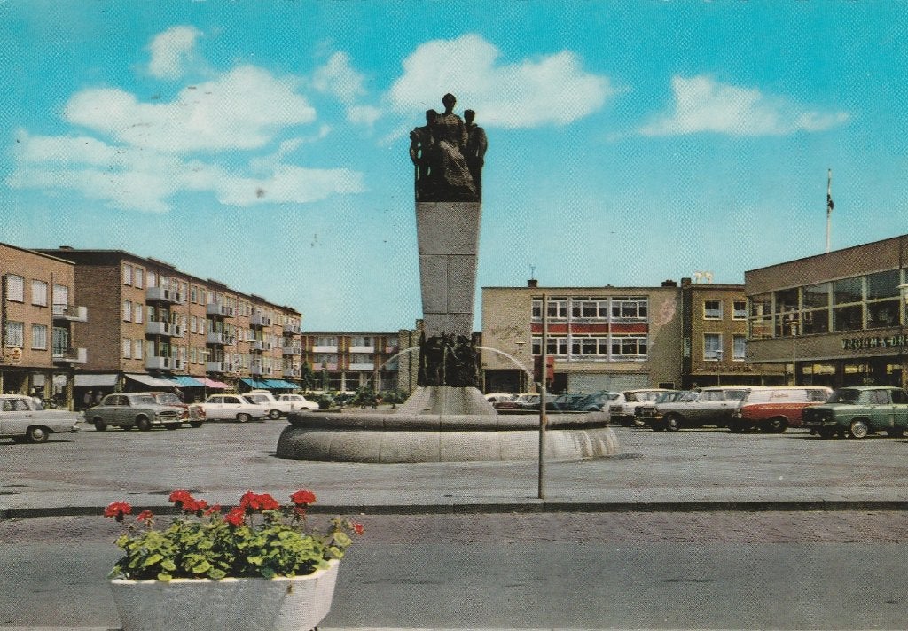 GELEEN Nieuwe Markt met Auto's Peugeot 403 Mercedes Renault, Verzenden, 1960 tot 1980, Gelopen, Limburg