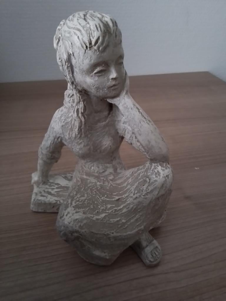 Beeldje van een zittend meisje, Antiek en Kunst, Kunst | Beelden en Houtsnijwerken, Ophalen of Verzenden