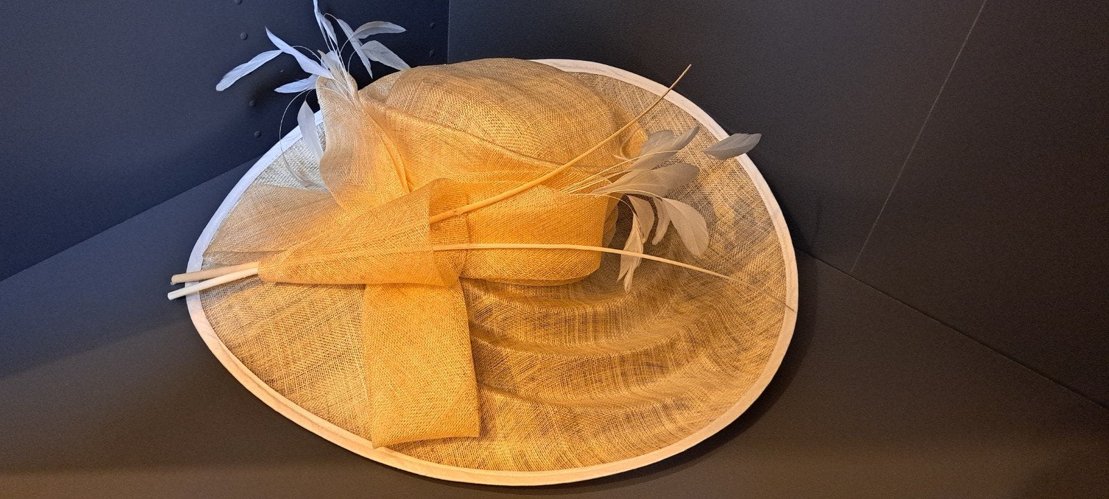 Prachtige bruidshoed ,100% stro, ontwerp Peter Bettley., Ophalen of Verzenden, Zo goed als nieuw, Accessoires