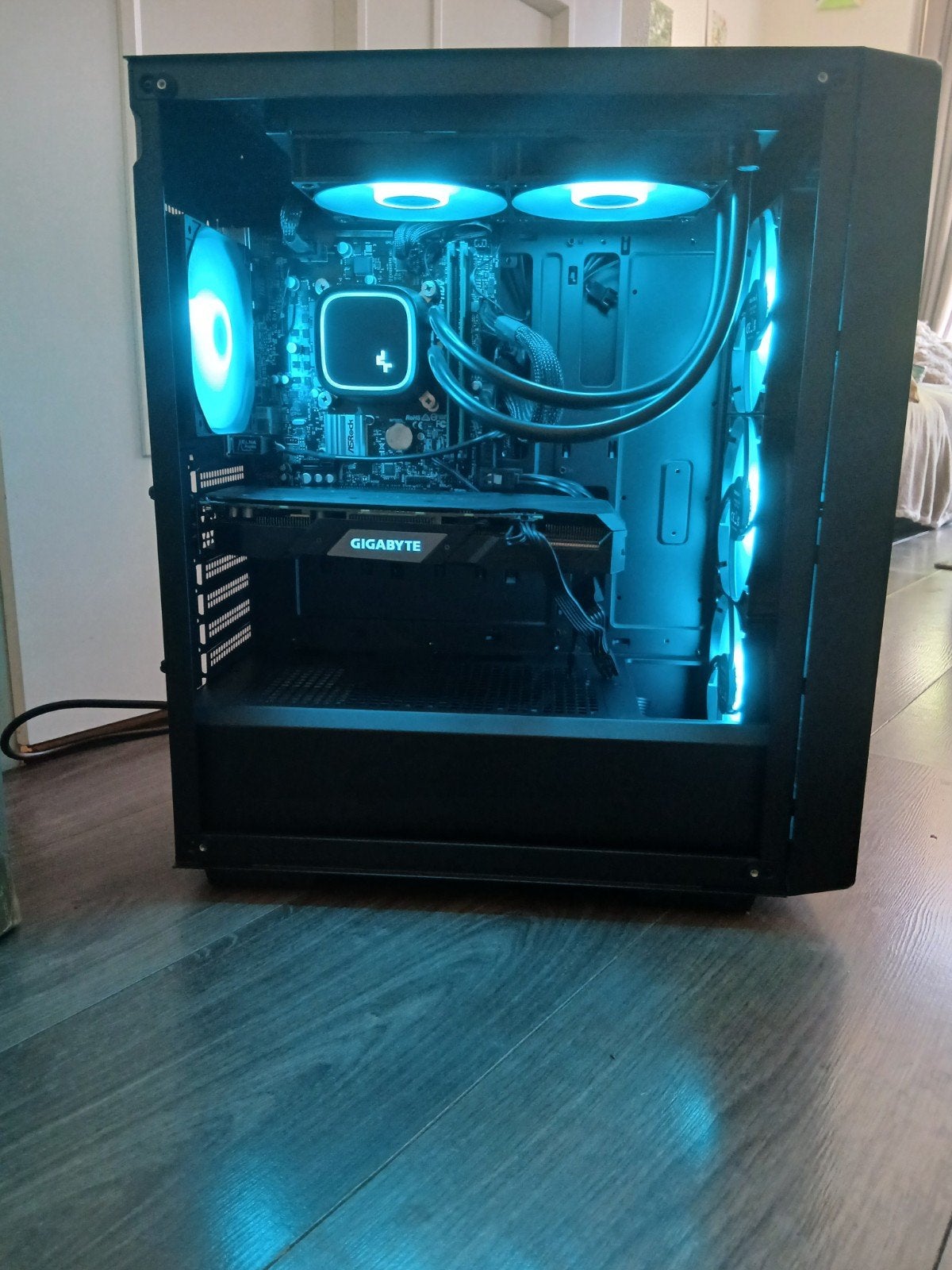 Gaming PC met Waterkoeling - Intel i5, GTX 1660 Ti, 16GB RAM, Ophalen, Zo goed als nieuw, DeepCool (behuizing), Gigabyte (GPU), Crucial (SSD)
