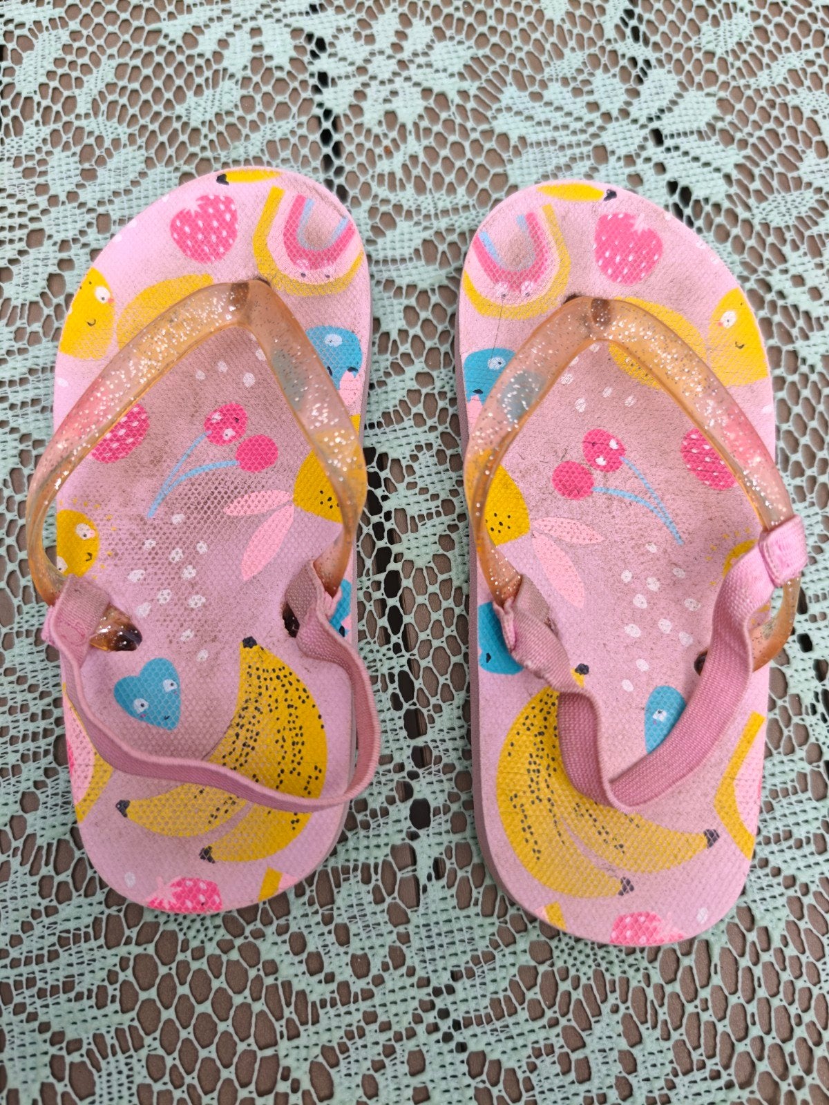 Roze slippers met fruitprint maat 26/27, Gebruikt, Meisje, Schoenen, Ophalen of Verzenden