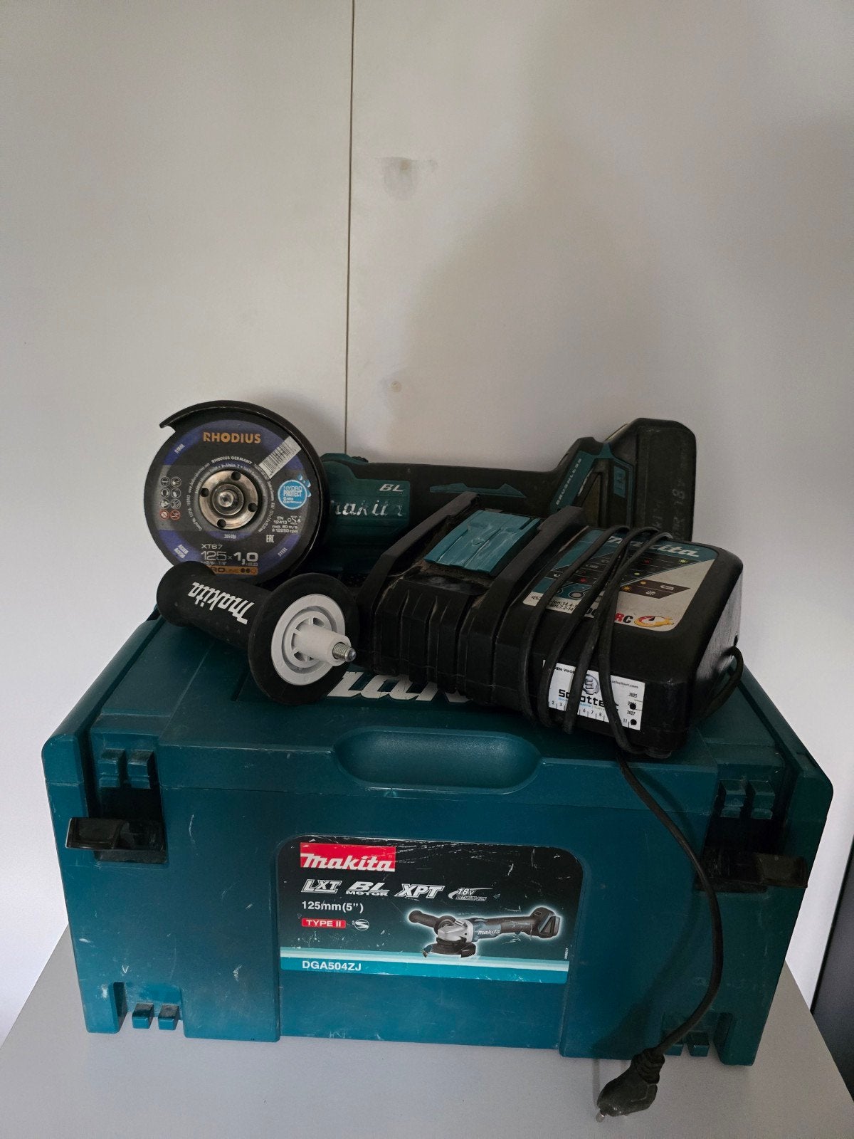 Makita DGA504ZJ in M-box, Ophalen of Verzenden, Zo goed als nieuw, 700 tot 1000 watt, Haakse handslijpmachine