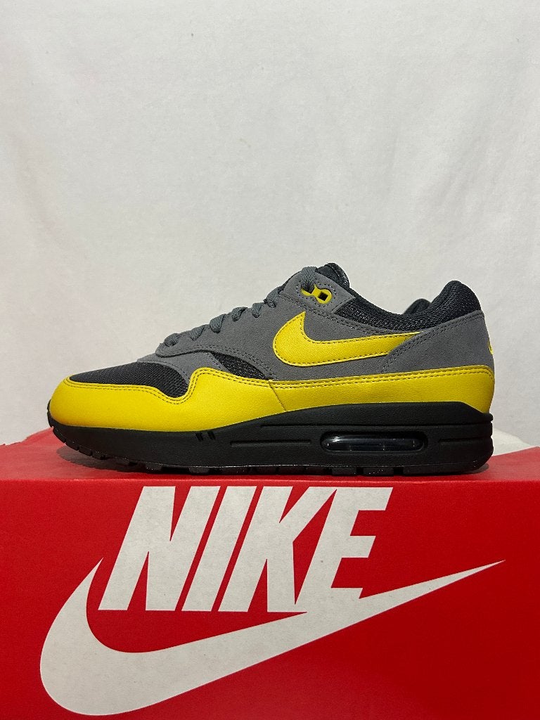 NIEUW! Maat 42,5 - Nike Air Max 1 Essential Batman, Overige kleuren, Verzenden, Nike, Nieuw
