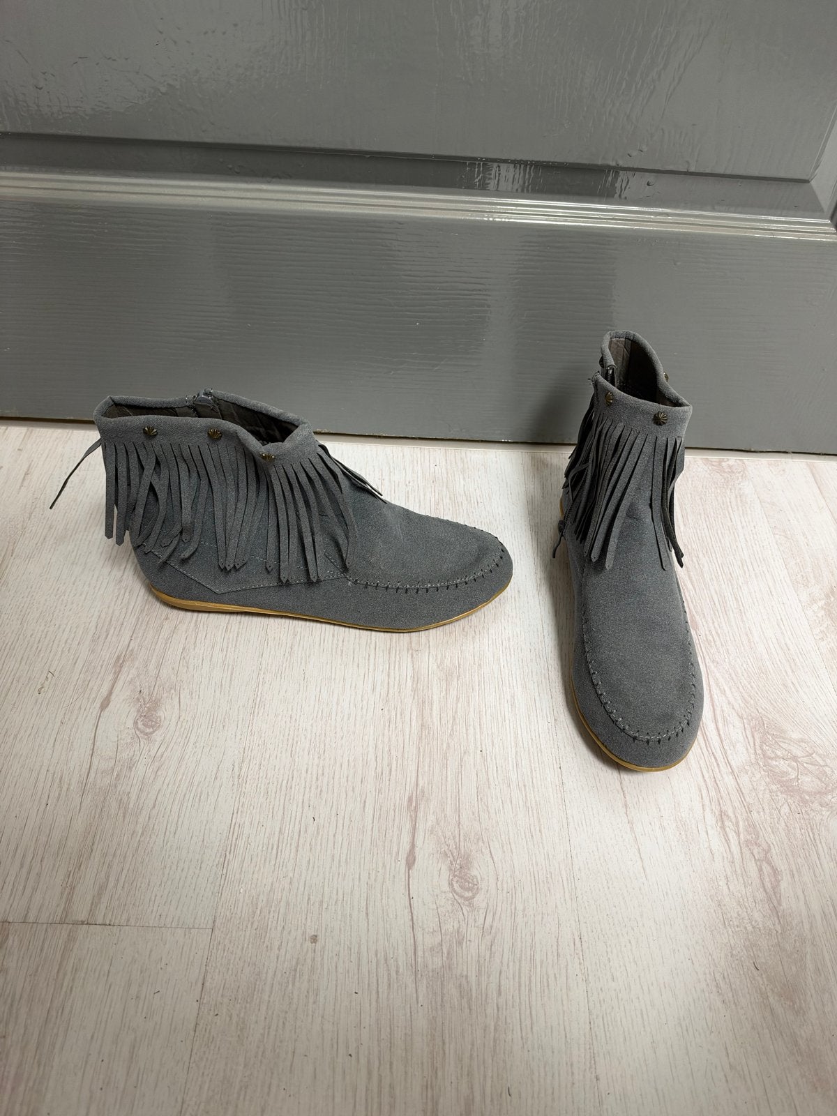 Grijze suède enkellaarsjes met franjes - Maat 38, Kleding | Dames, Ophalen of Verzenden, Zo goed als nieuw, Grijs, Lage of Enkellaarzen