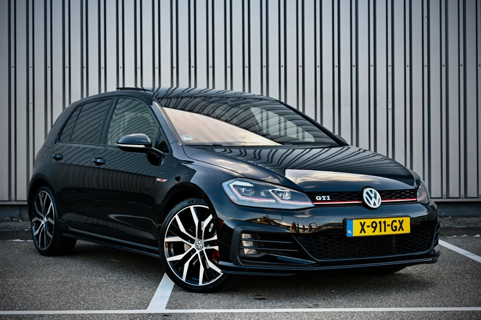 Volkswagen Golf 7.5 GTI 2.0 | DYN, PANO, ACC, CARPLAY, CAMER, 4 cilinders, Zwart, 1600 kg, 1308 kg
