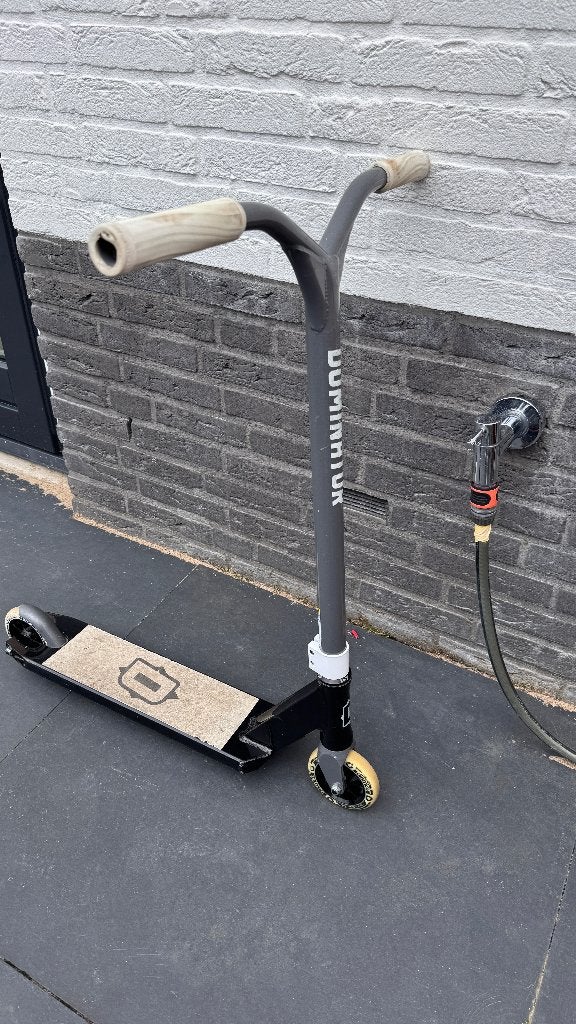 In nette staat: witte Dominator Airborne stuntstep, Ophalen, Gebruikt, Gewone step, Dominator