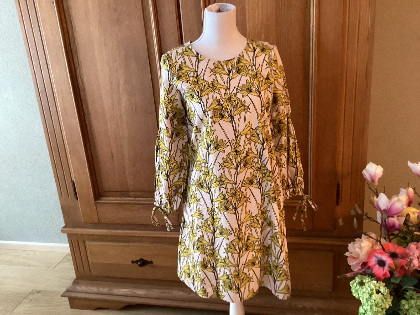 JuliaJune jurkje met steekzakken en pofmouwen, maat XS, Kleding | Dames, Jurken, Geel, Ophalen of Verzenden, Zo goed als nieuw