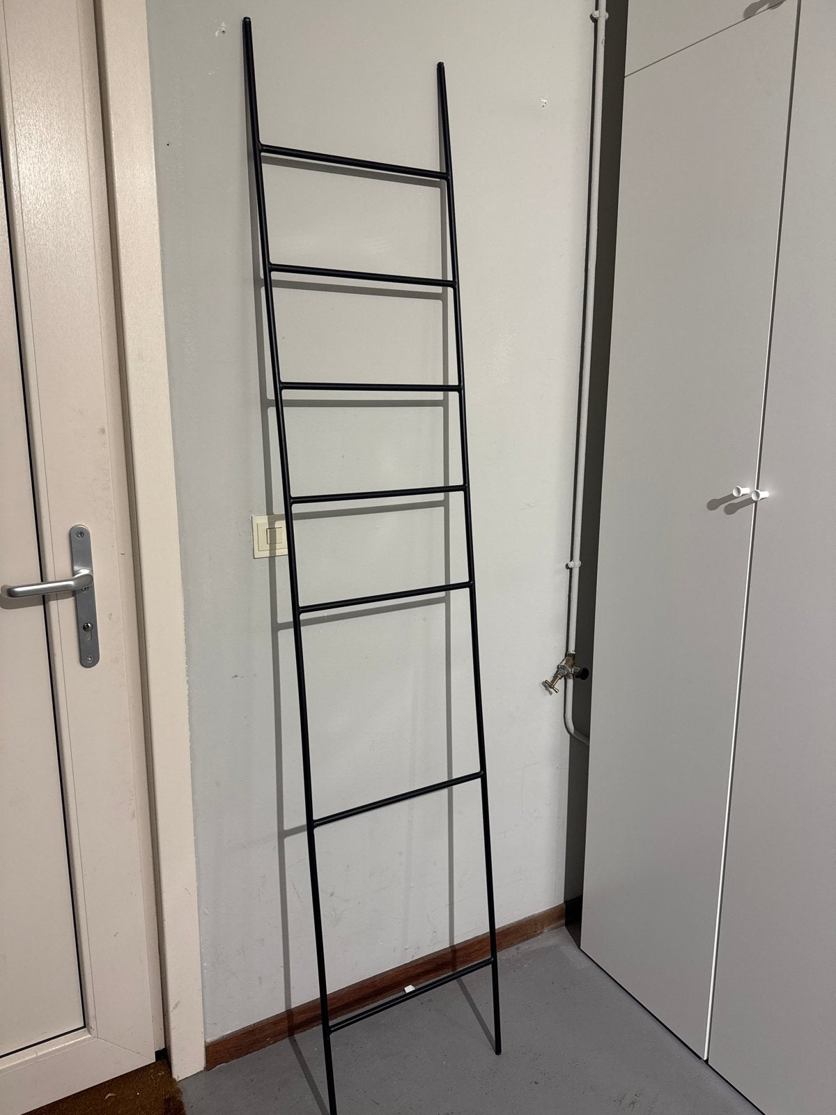 Zwarte metalen ladder, 2 meter hoog, Huis en Inrichting, Ophalen, Gebruikt