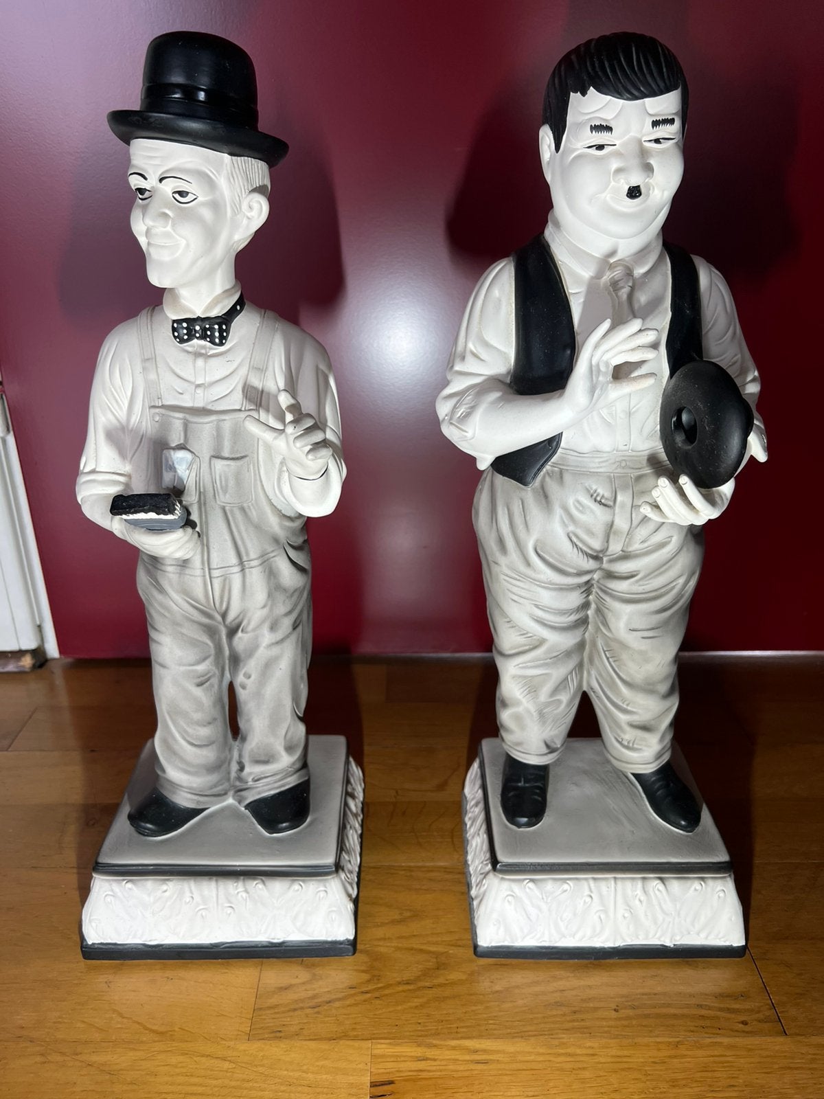 2 x Keramiek Beelden LAUREL en HARDY op sokkel 49 en 50 cm, Verzamelen, Beelden en Beeldjes, Ophalen