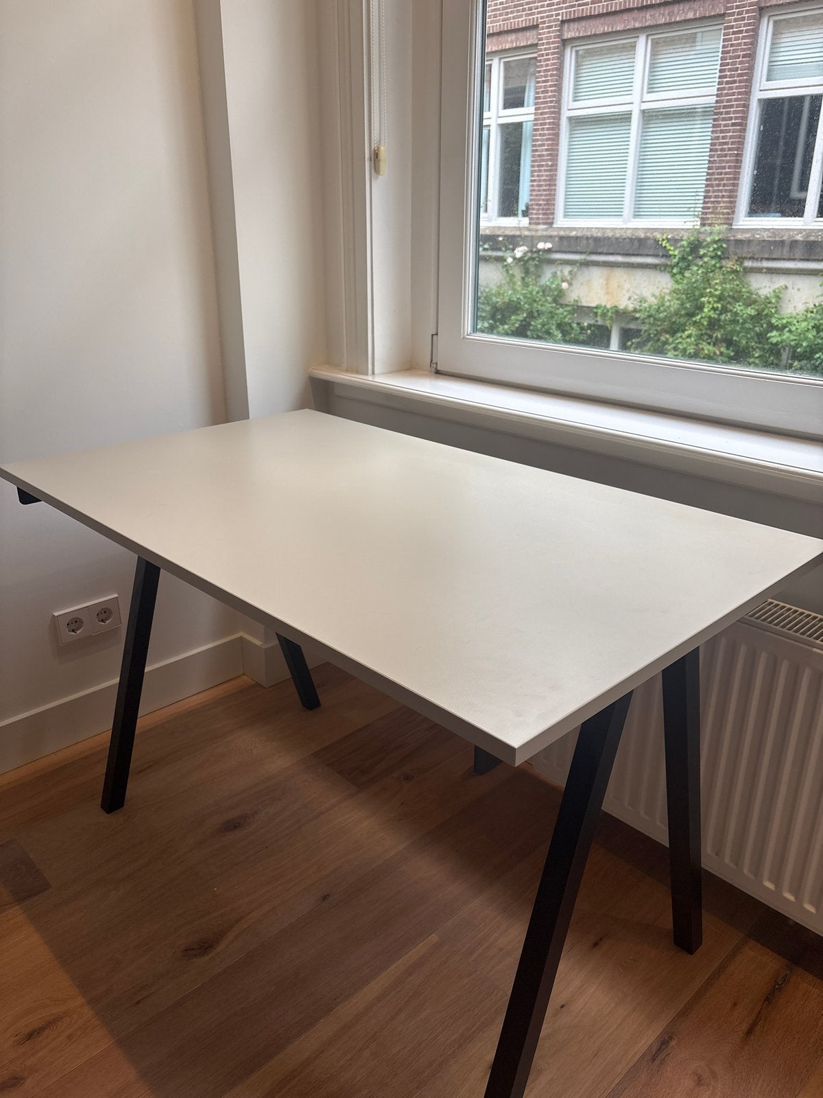 Modern wit bureau met zwart metalen onderstel, Ophalen, 100 tot 150 cm, Tot twee personen, Zo goed als nieuw