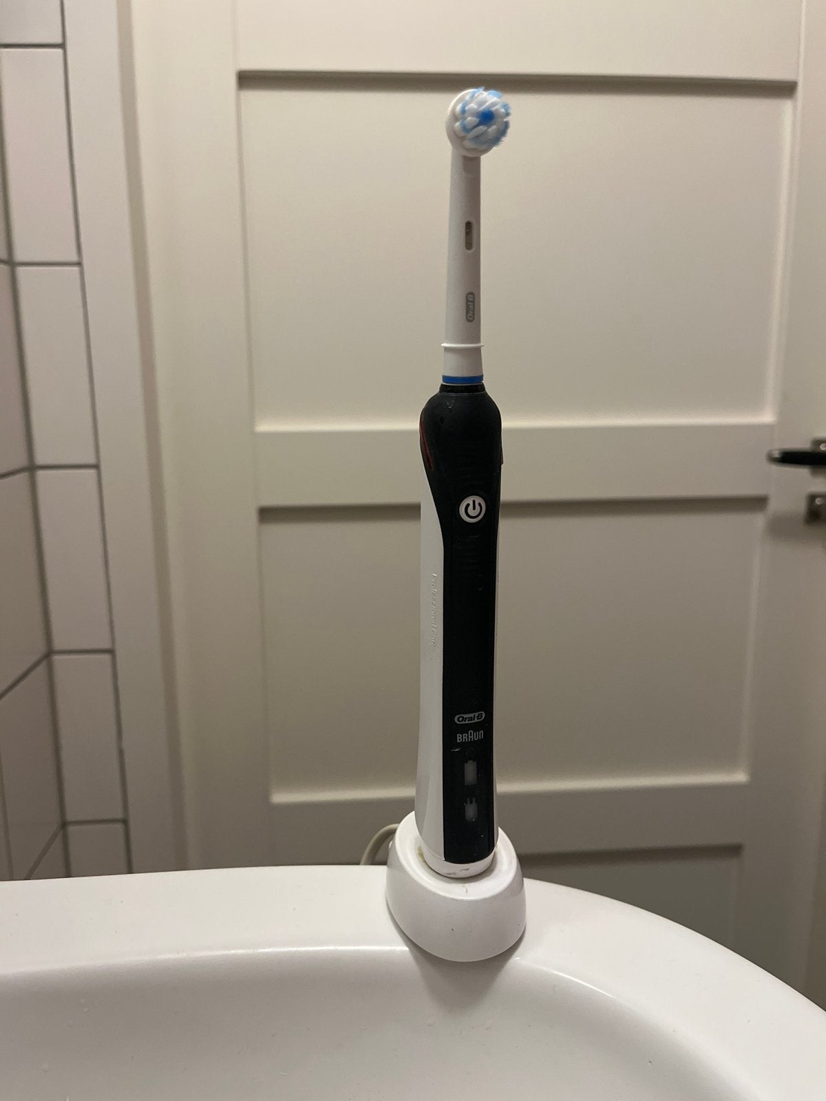 Oral-B PRO 2 2500N - elektrische tandenborstel met oplader, Ophalen of Verzenden, Gebruikt, Mondverzorging