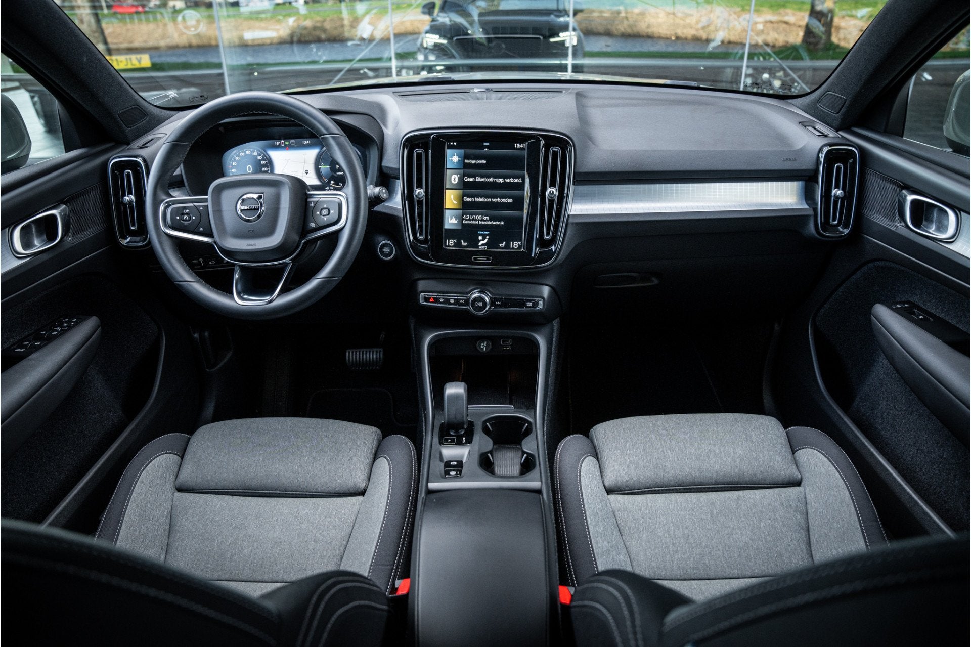 Volvo XC40 T4 Recharge Core Bright * Camera * Stuurverwarmin, Zwart, Bedrijf, 3 cilinders, 211 pk