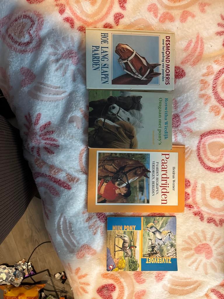 4 leuke paardenboeken: Hoe lang slapen paarden, Omgaan met p, Boeken, Ophalen, Gelezen
