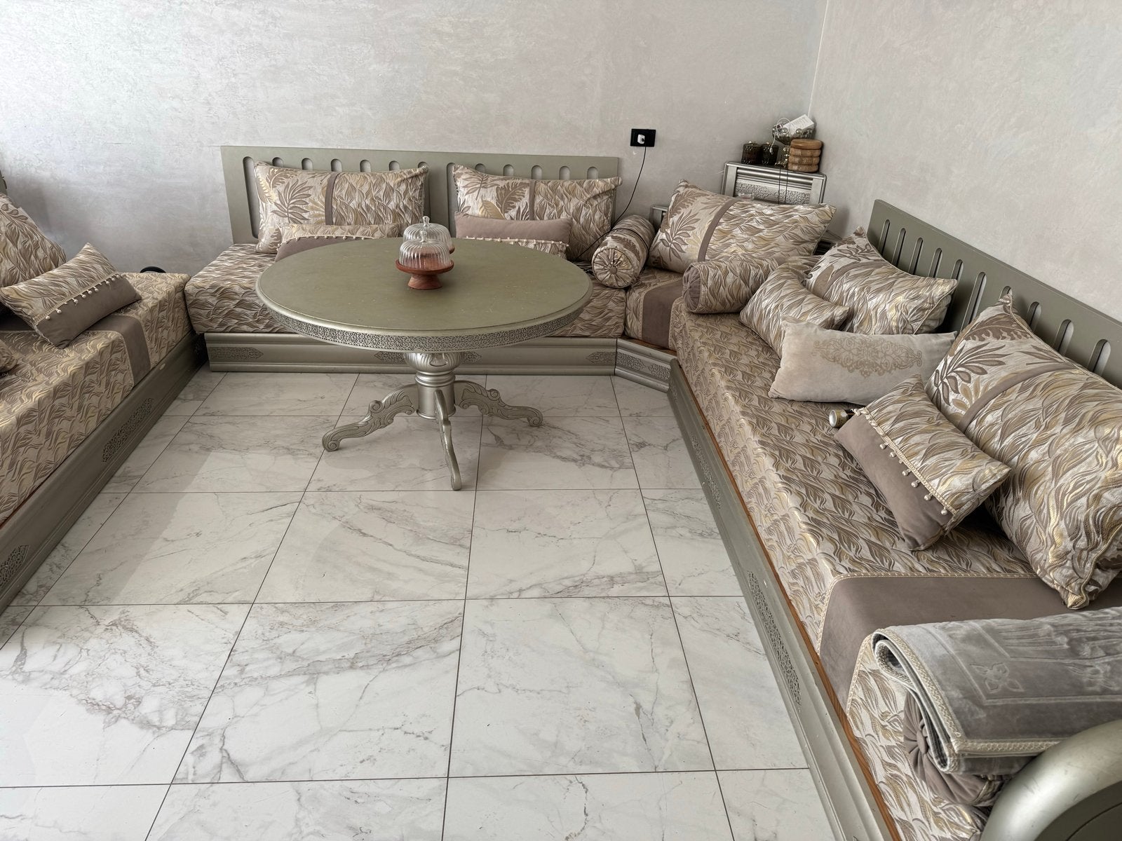 Marokkaanse salon met tafel en kussens, Huis en Inrichting, Ophalen, Gebruikt, Stof