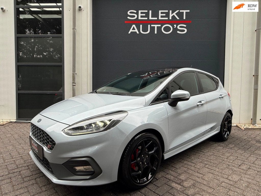 Ford Fiesta 1.5 EcoBoost ST-3 Performance 200 Pk Pano/Recaro, Auto's, Ford, Voorwielaandrijving, Stof, Gebruikt, Zwart