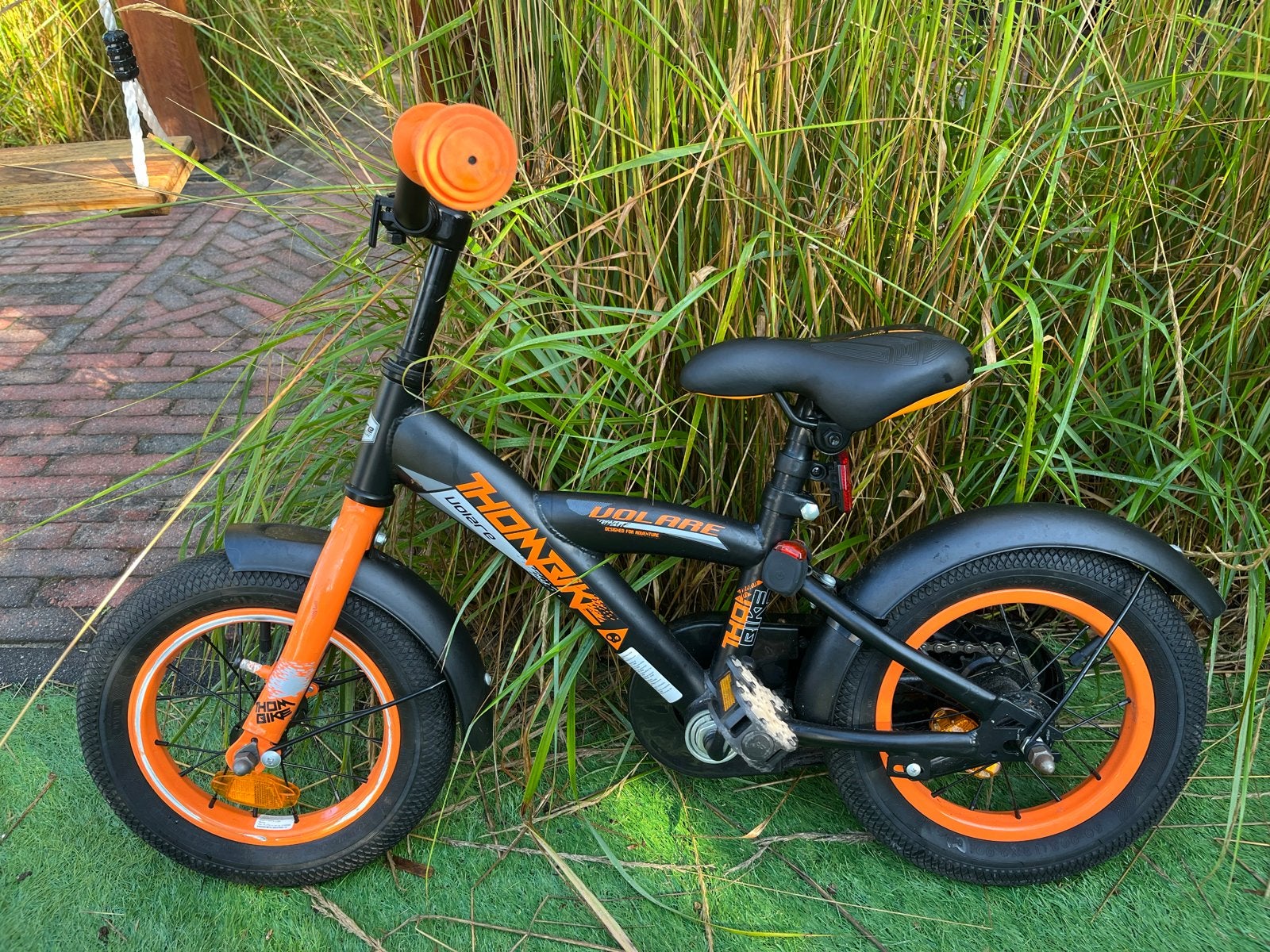 Volare Thombike kinderfiets 12 inch - Zwart/Oranje, Ophalen, Zo goed als nieuw, Terugtraprem, Minder dan 16 inch