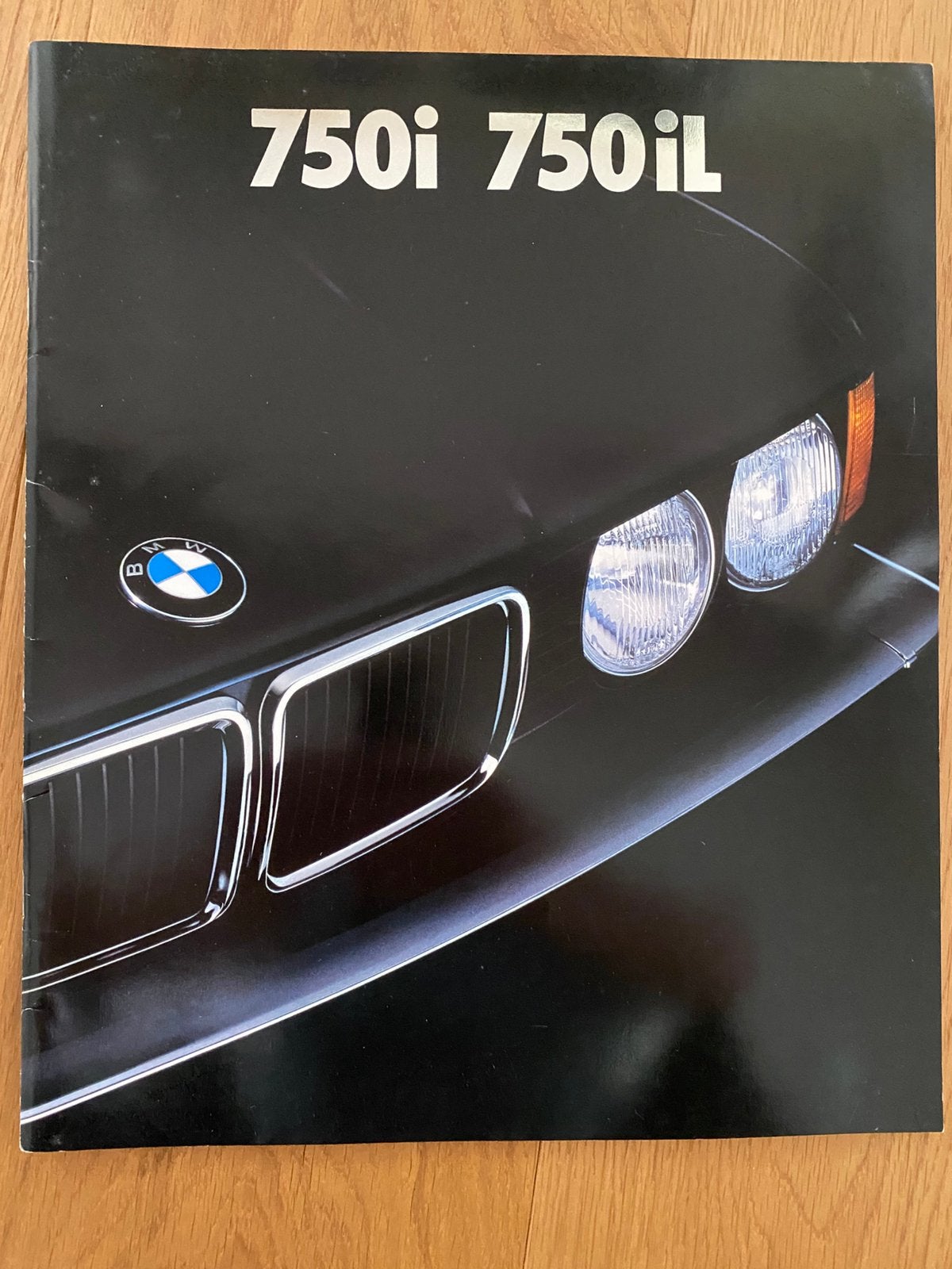 Folder BMW 750i en 750iL - 1987 (NL) groot formaat, Ophalen of Verzenden, Nieuw, BMW