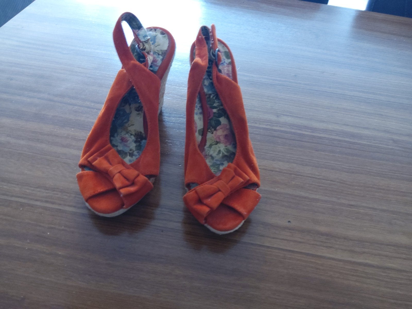 Fugu oranje sandalen van stof  met sleehak, maat 39, Ophalen of Verzenden, Zo goed als nieuw