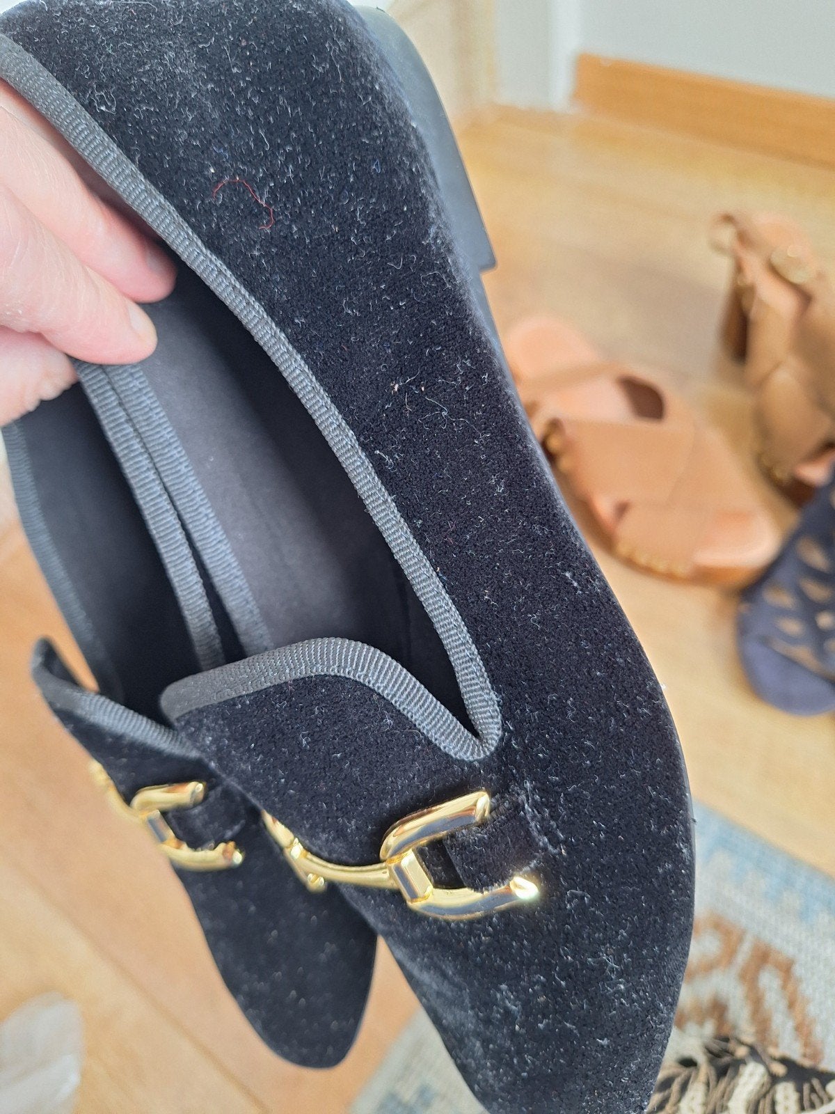 Zwarte fluwelen loafers met goudkleurige gesp - Zara, Kleding | Dames, Ophalen of Verzenden, Gedragen, Zara, Instappers