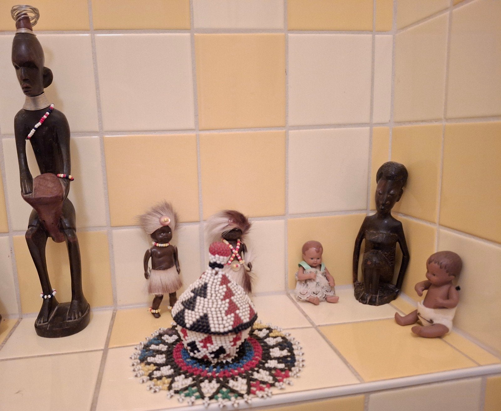 Diverse collectie niet-westerse kunst en decoratie, Handgemaakt, Afrika, Meerkleurig, Beeld