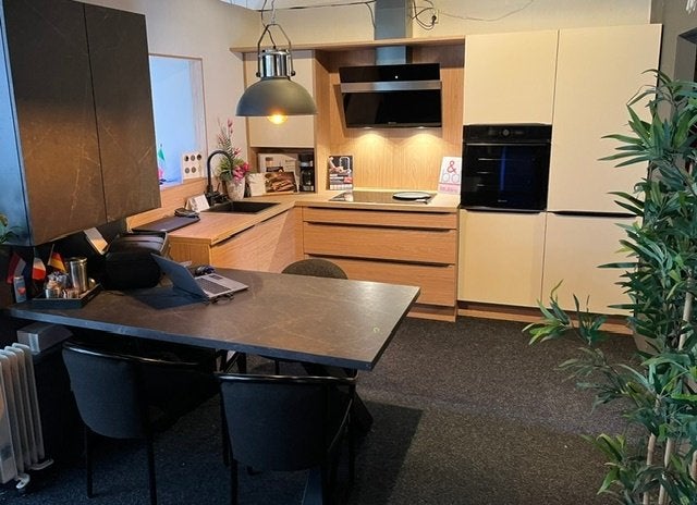 Hoek Showroomkeuken Magnolia / Eiken 305 X 204 CM -NIEUW-, Ophalen, Hoekkeuken, Nieuw, Kunststof