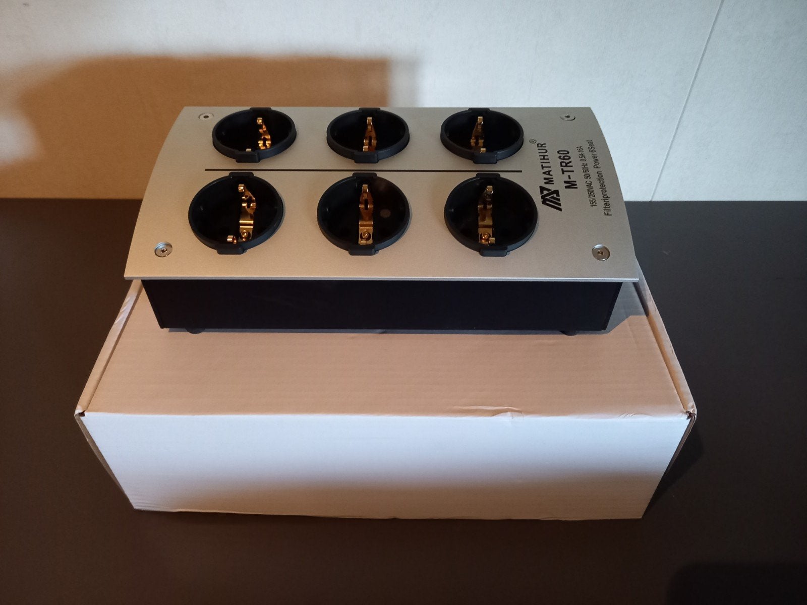 NETFILTER 6-SOCKETS EMI-FILTERED 10A BOXED + POWERCORD, Ophalen of Verzenden, Zo goed als nieuw
